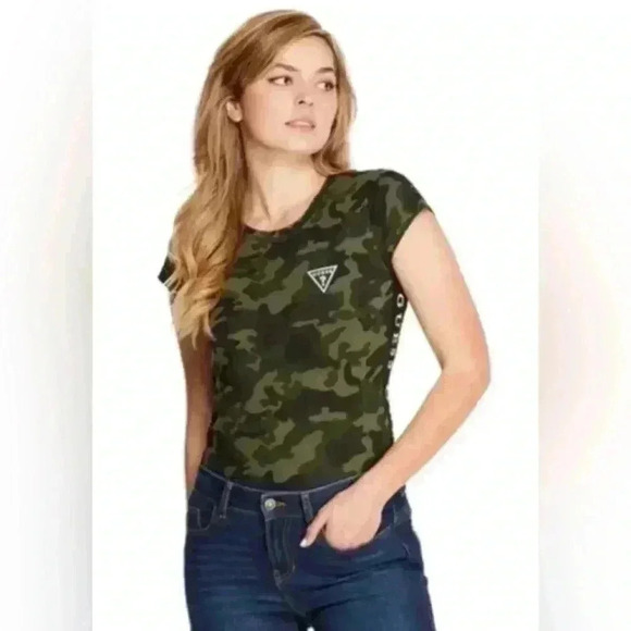 208. Guess Women’s Camo Cotton Blend Short Sleeve Crewneck T-Shirt Size medium - Picture 1 of 4